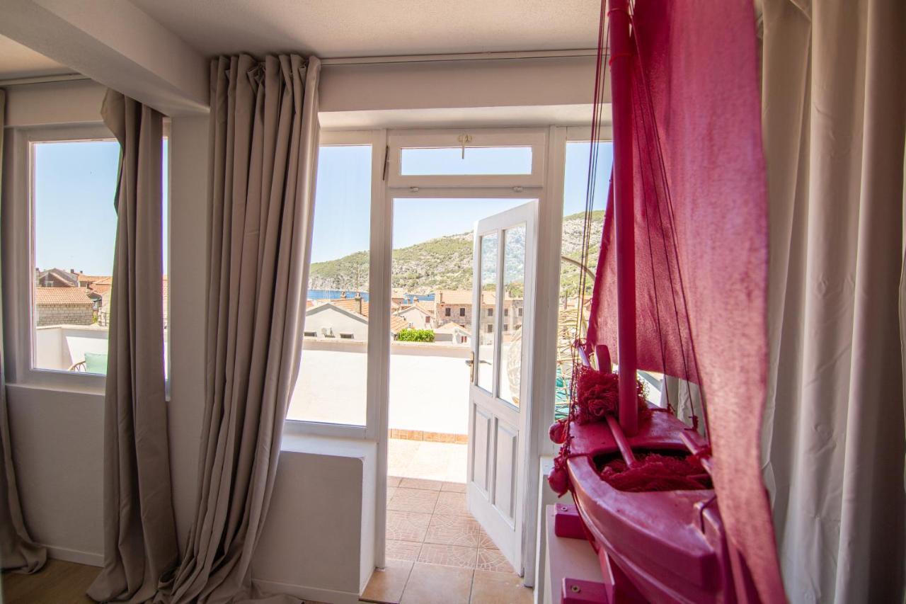 Apartments Mali Raj Komiza Luaran gambar