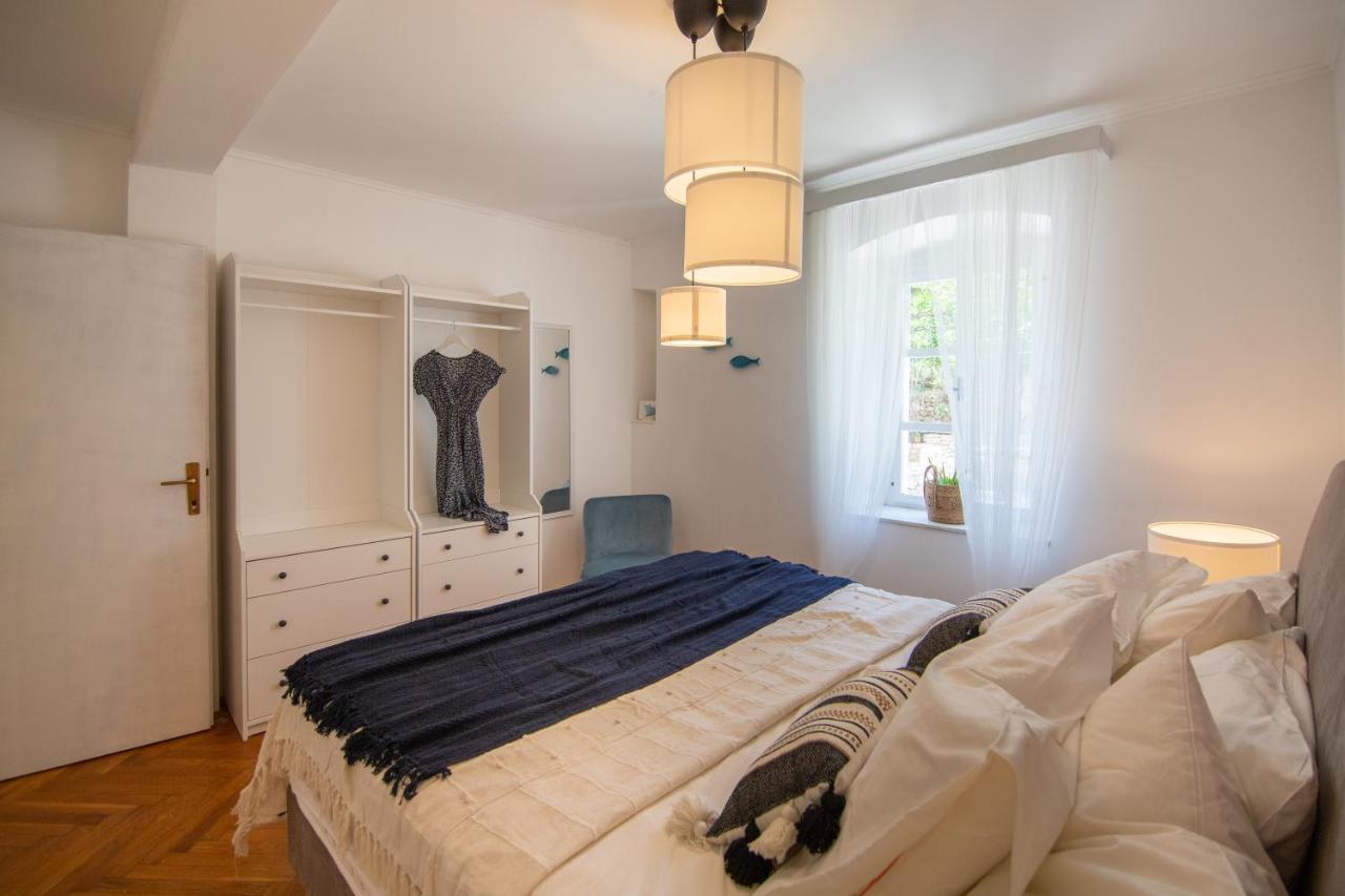 Apartments Mali Raj Komiza Luaran gambar