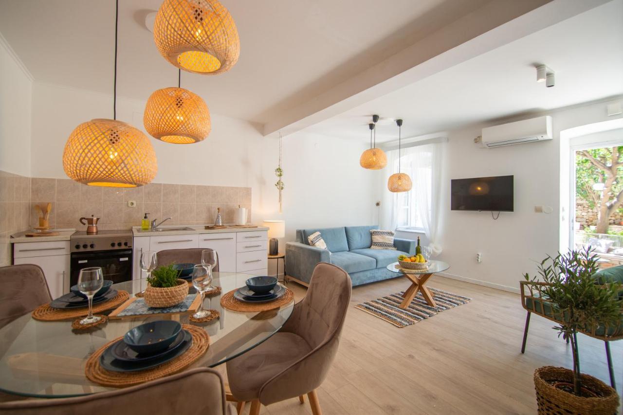 Apartments Mali Raj Komiza Luaran gambar