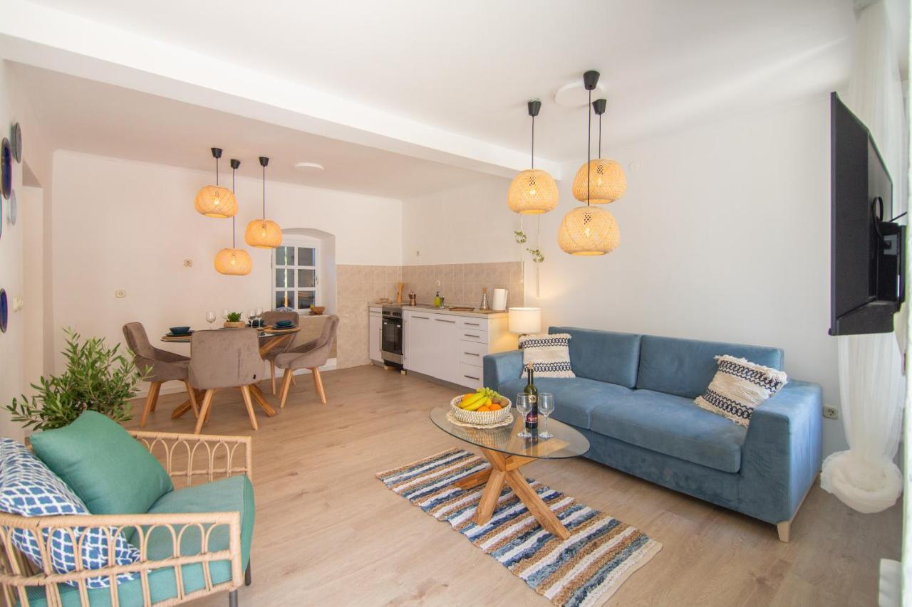 Apartments Mali Raj Komiza Luaran gambar